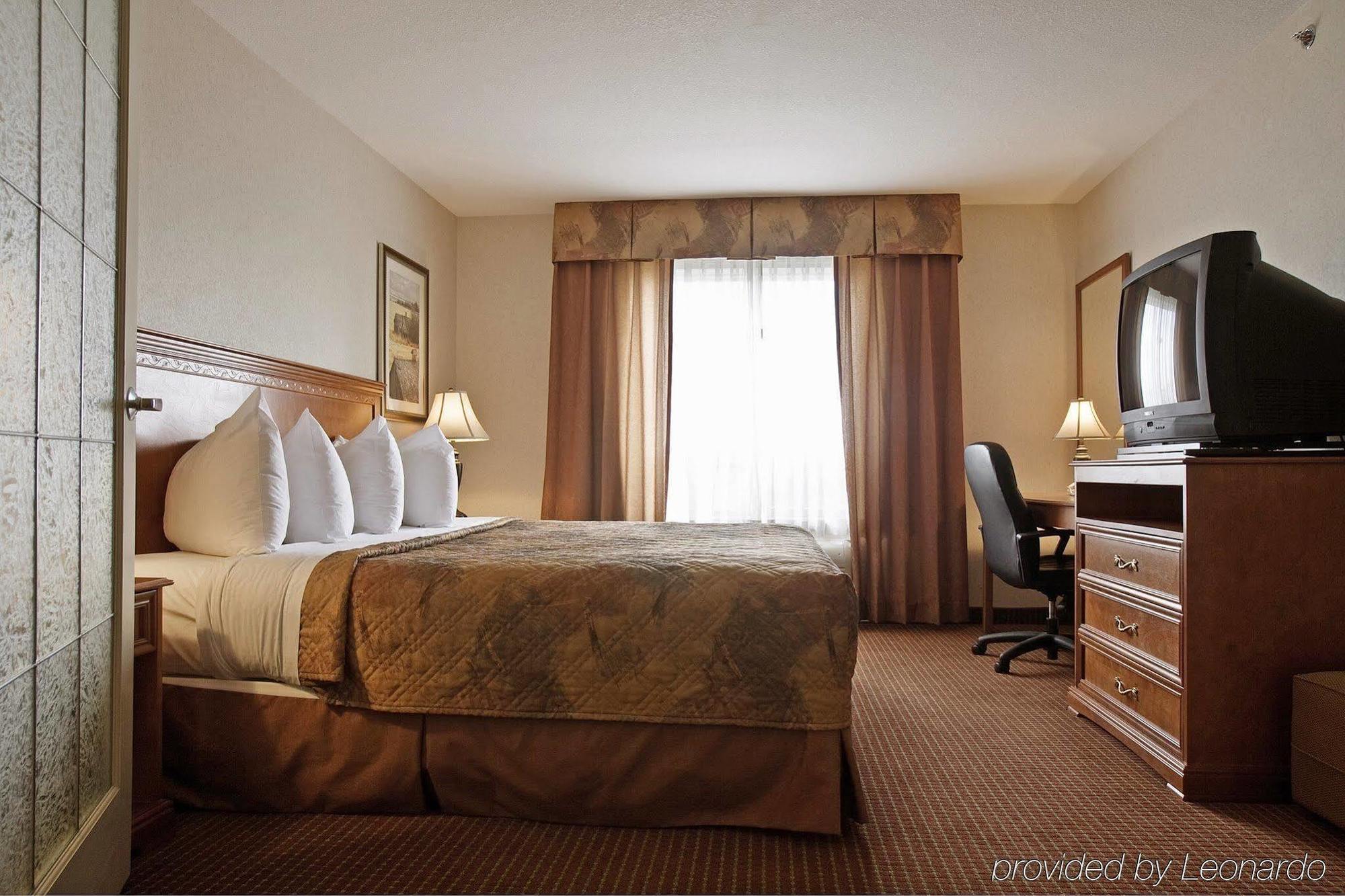 Stonebridge Hotel Dawson Creek Room photo